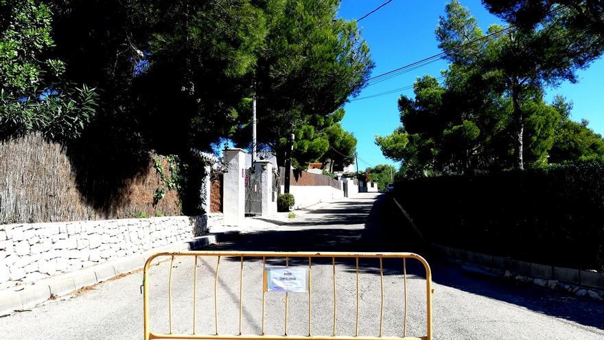 Las obras de un chalé de lujo bloquean la salida de la cala de la Granadella de Xàbia