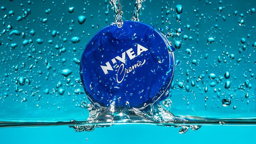 Adiós a la ducha de la mañana, la tendencia con Nivea que rejuvenece el rostro en un solo lavado