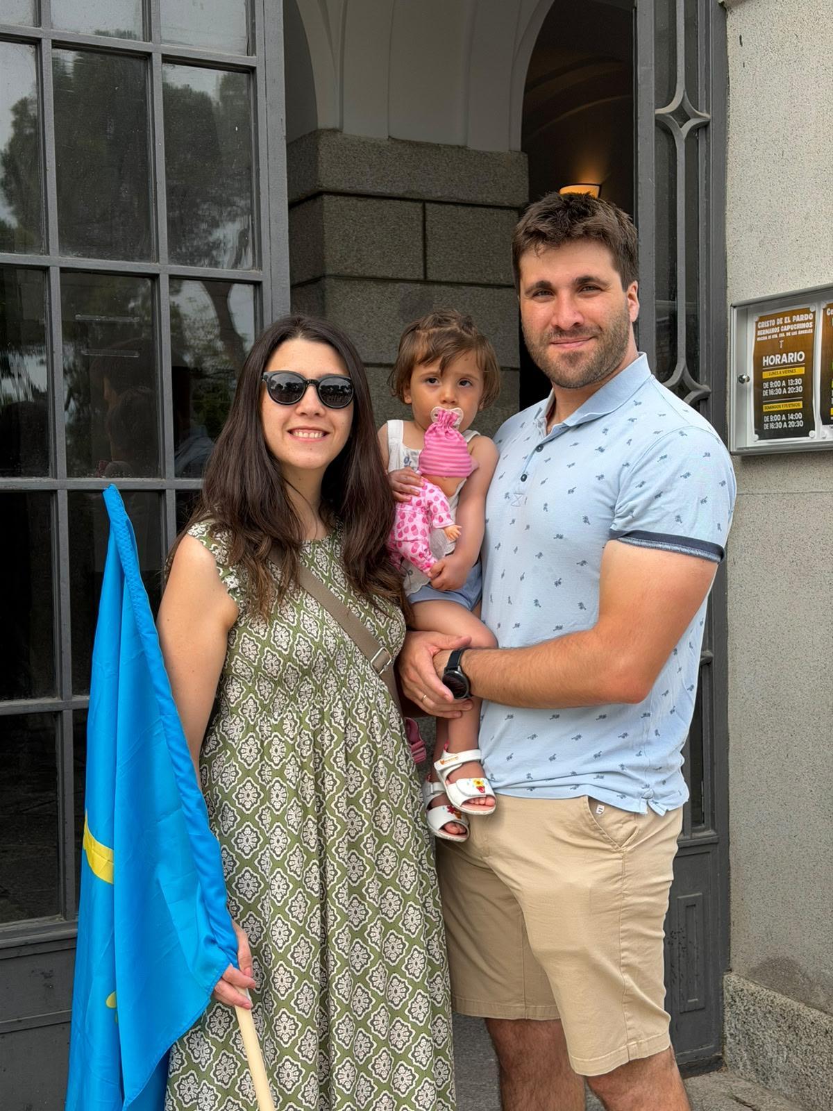 Sara Loredo y Demetrio Tauces, con su hija Alejandra, preparados para ver al Papa en Madrid.