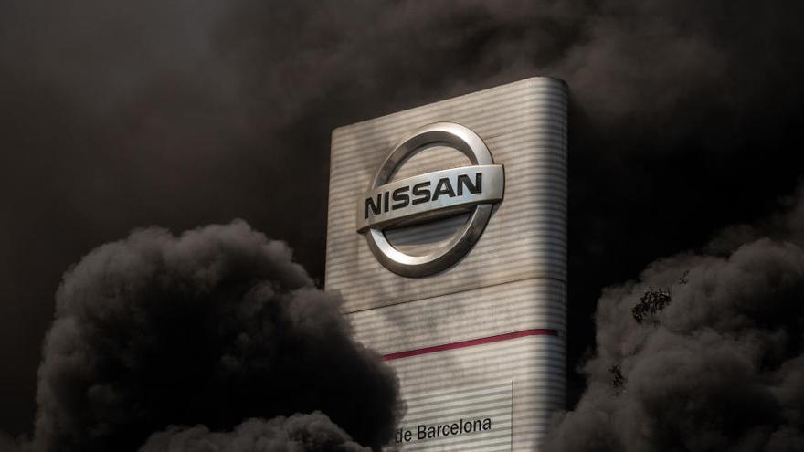 Fum negre per la crema de pneumàtics davant la fàbrica de Nissan a Barcelona, ahir