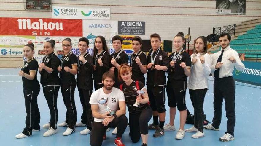 Componentes del Hebe Moaña con sus medallas y trofeos.