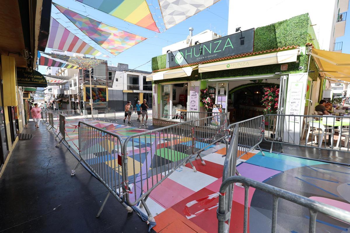 Todas las imágenes de la calle Santa Inés, en Sant Antoni, donde se ha restaurado la obra de Okuda.