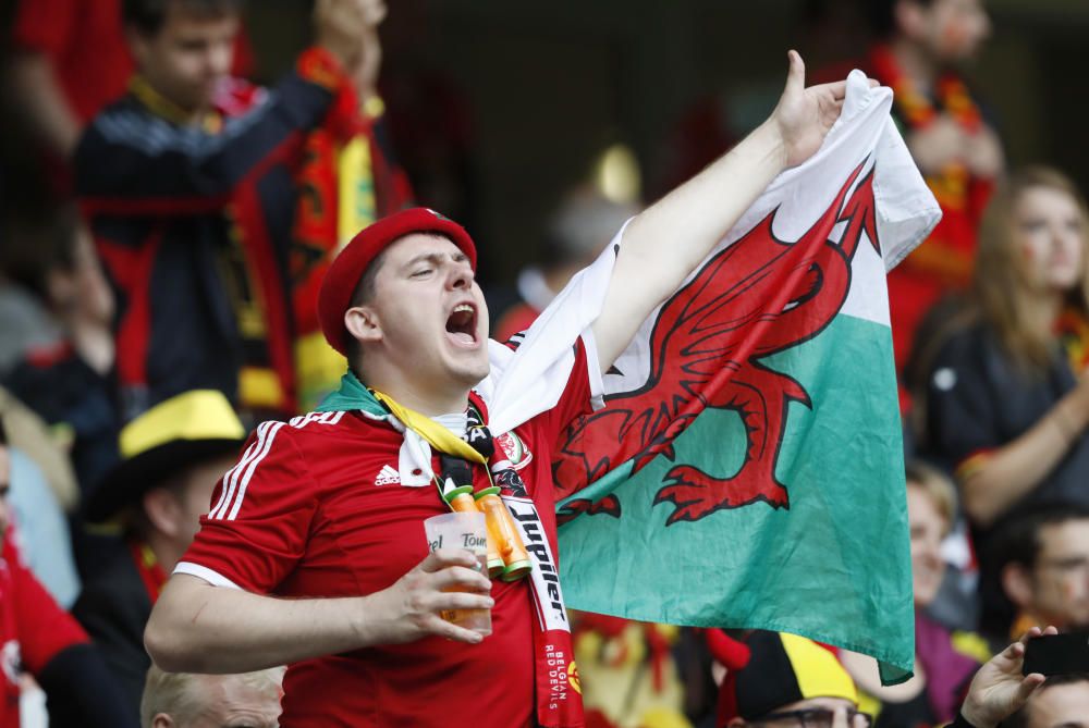 Las hinchadas del partido entre Gales y Bélgica de los cuartos de final de la Eurocopa de Francia.