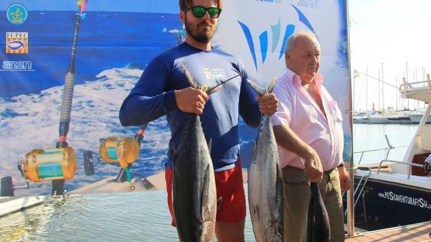 El representante del &#039;Nereo&#039;, con las capturas del primer día que le dieron el triunfo.