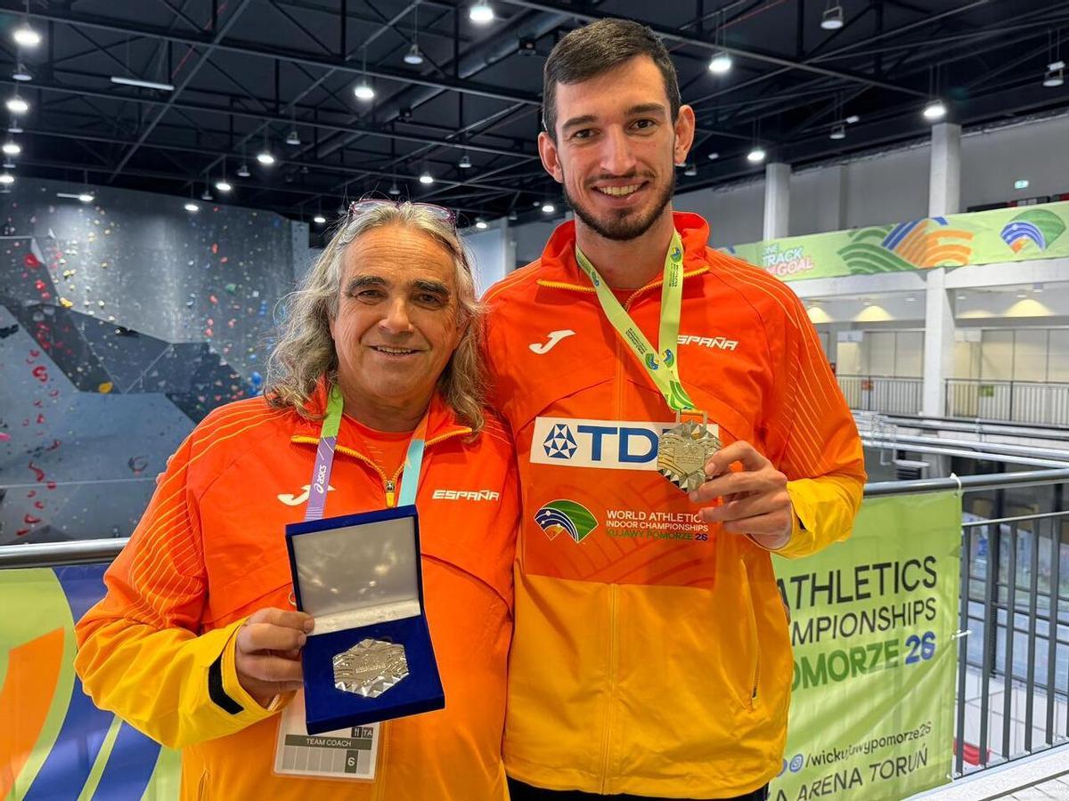 El técnico de Gandia, Toni Puig, y el atleta de Bellreguard, Quique Llopis, con las medallas mundialistas