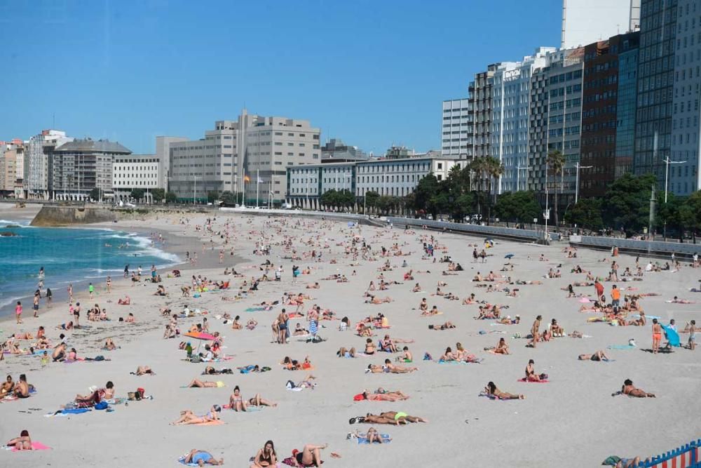 Los coruñeses vuelven a la playa con el inicio de la fase 2 y las altas temperaturas