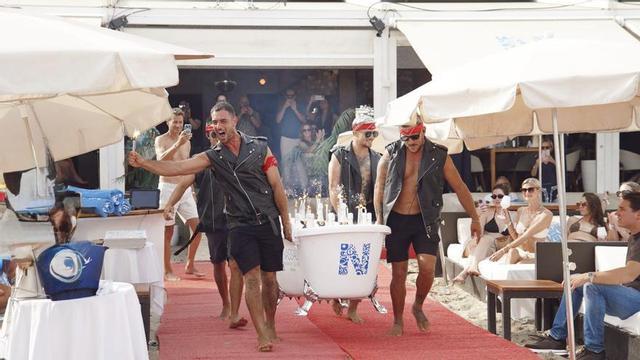 Los camareros de Nassau Beach Club en la zona de hamacas. | NASSAU BEACH CLUB