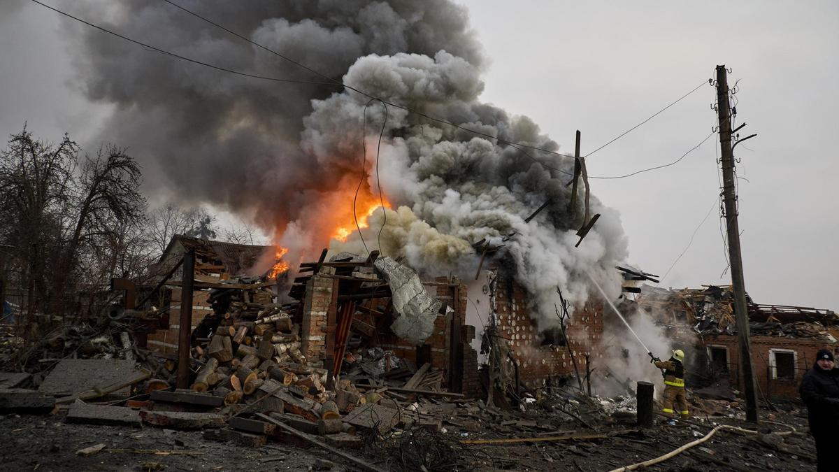 Ucranianos trabajan en el lugar de un ataque con cohetes a un edificio privado en Kharkiv, noreste de Ucrania.