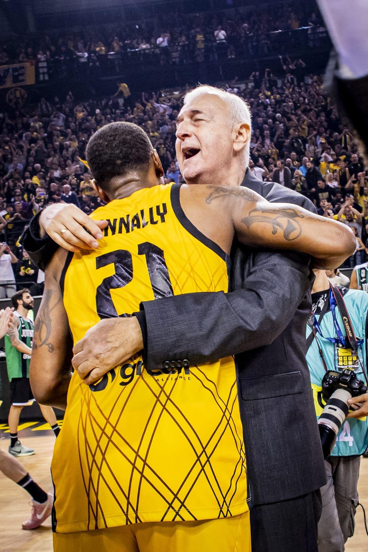 Nunnally y Dragan Sakota celebran el pase a la Final Four.