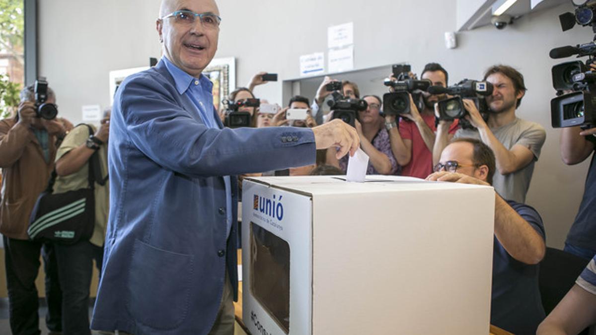 Josep Antoni Duran Lleida deposita su voto en la sede de Unió de la calle de Nàpols, el pasado domingo, 14 de junio, en la consulta interna de los democristianos.