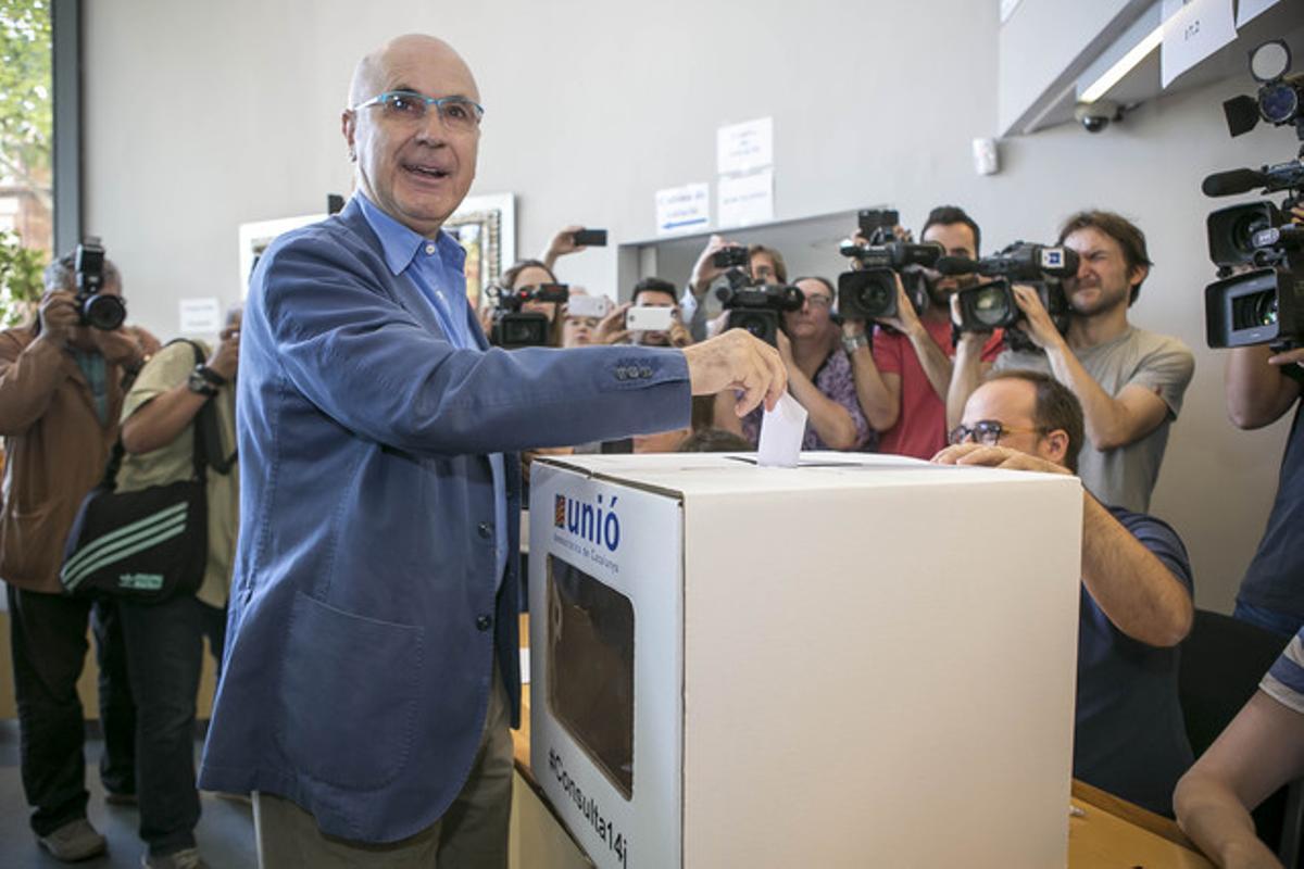 Josep Antoni Duran Lleida diposita el seu vot a la seu d’Unió del carrer de Nàpols.