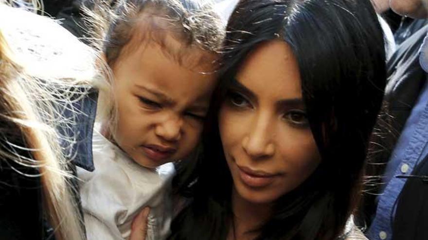 Kim Kardashian, junto a su hija.