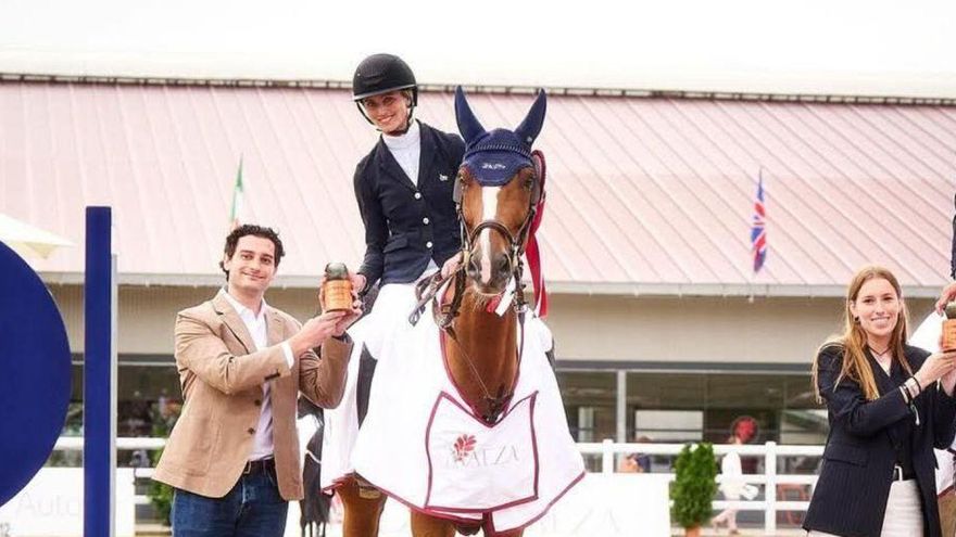 Por la izquierda, Estanislao Fuentes entrega el premio a Jonna Ekberg y Christina Bares a Armando Trapote. | OXER SPORT