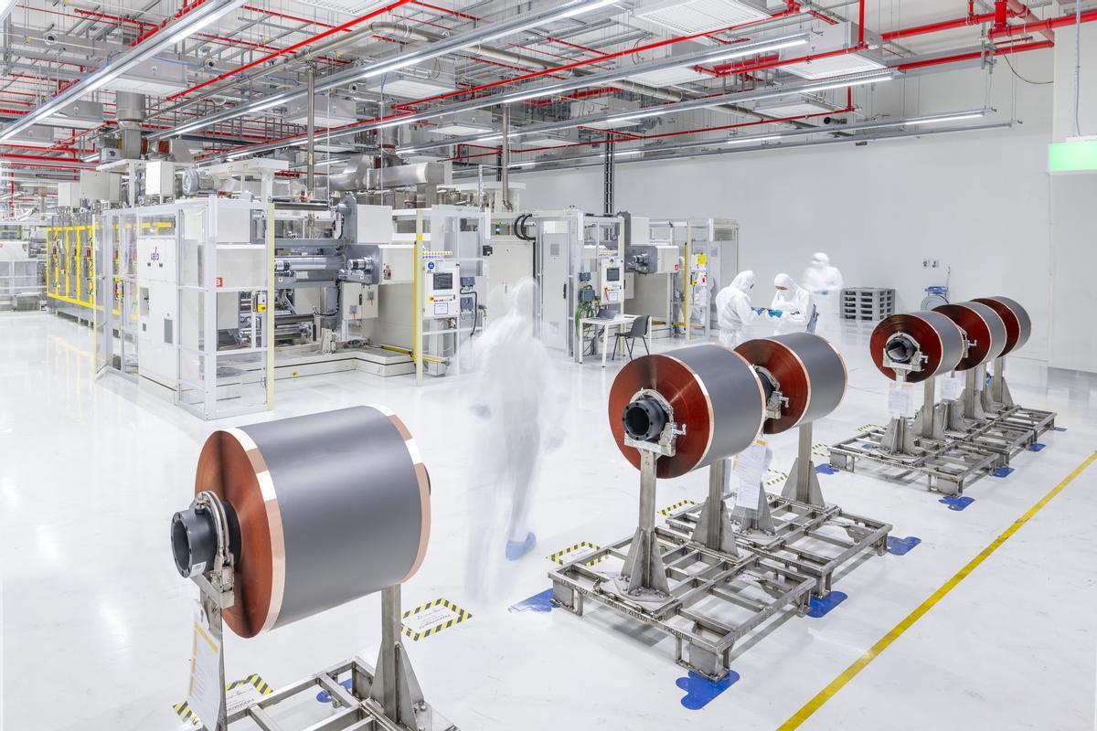 Proceso de producción de las celdas en las salas blancas de la gigafactoría de Salgitter.