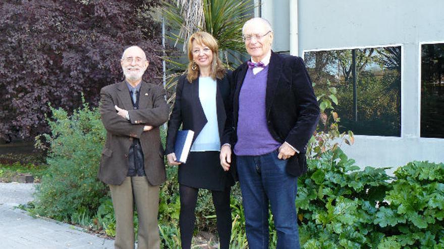 Mauricio, junto a los profesores Román de la Calle y Antonio González.