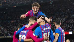 Los jugadores del Barça celebraron el gol de Aubameyang