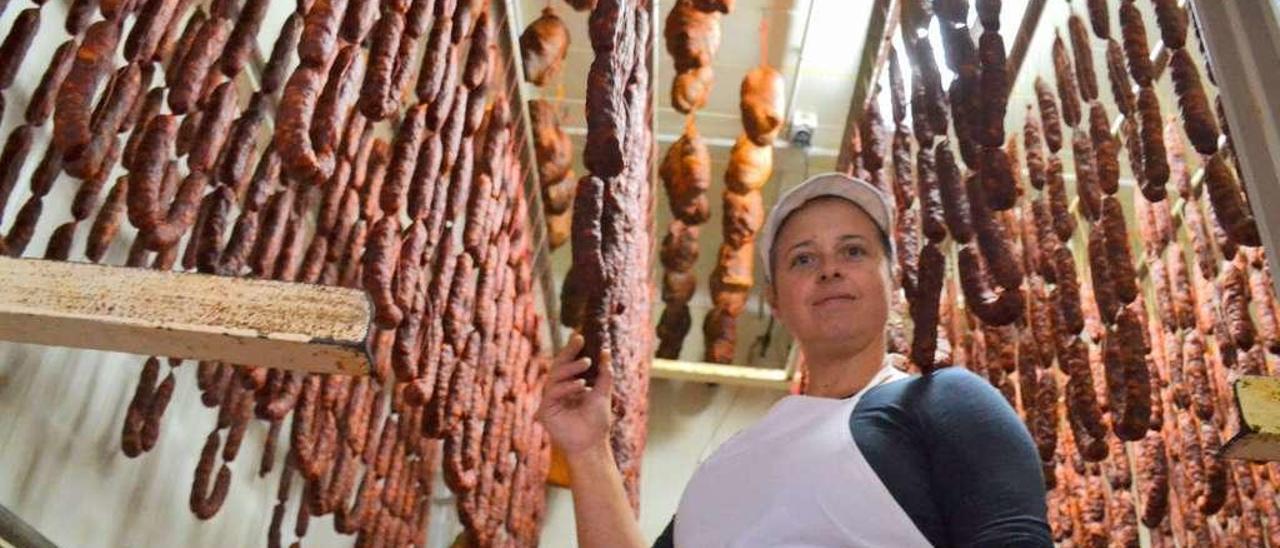 Manuela Rodríguez con parte de los chorizos, botillos y morcillas que elaboran en Sampol.