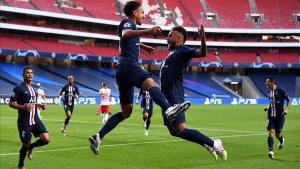 Marquinhos y Neymar celebran el primer tanto del PSG, en Lisboa.