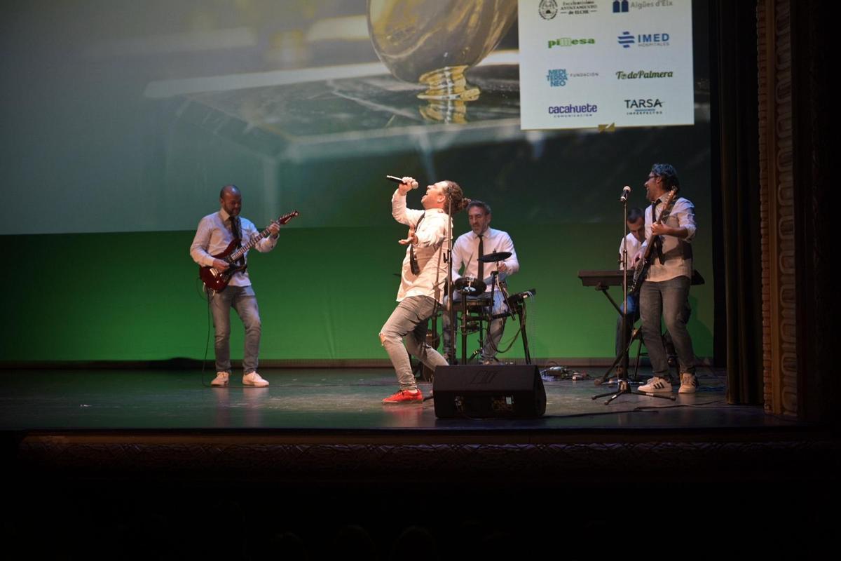 El grupo Regomello dinamizó la velada en la gala de la Asociación de Informadores de Elche