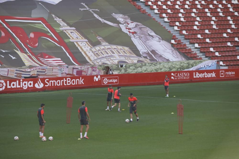 Entrenamiento del Sporting en El Molinón