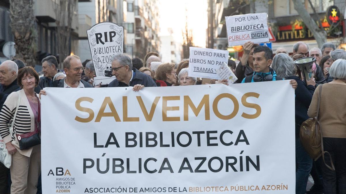 Protesta celebrarda recientemente en Alicante ante la situación de la Biblioteca Azorín