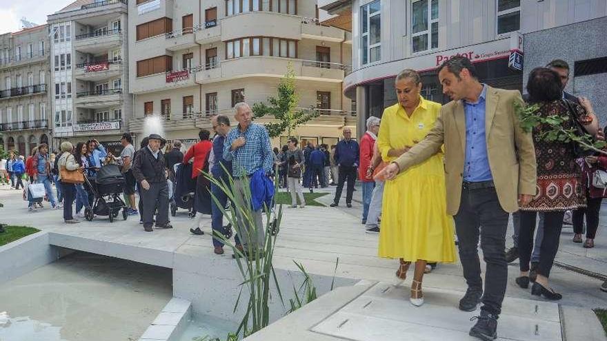 Mariano Vázquez muestra la renovada plaza a Carmela Silva el día de la apertura, el 2 de junio. // I. Abella