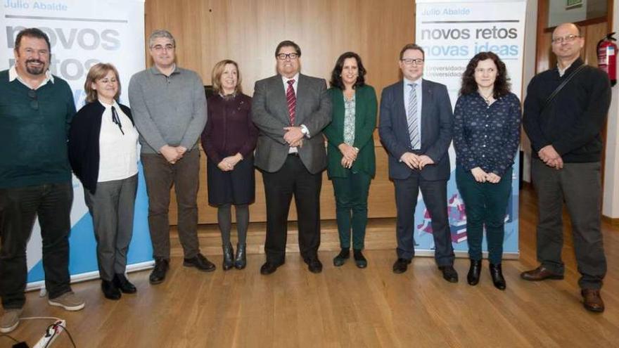 Candidatura del grupo Nova Luce que ganó las elecciones al rectorado. De izquierda a derecha: Salvador Naya, Pilar García de la Torre, Carlos Aymerich, Araceli Torres, Julio Abalde, Nancy Vázquez, Domingo Calvo, Margarita Amor y Alberto Valderruten.