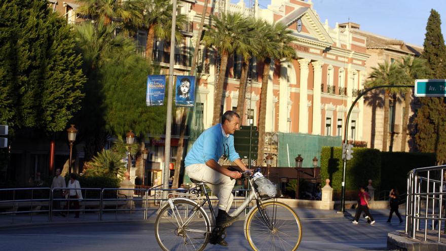 Un ciclista pasea por el centro de Murcia