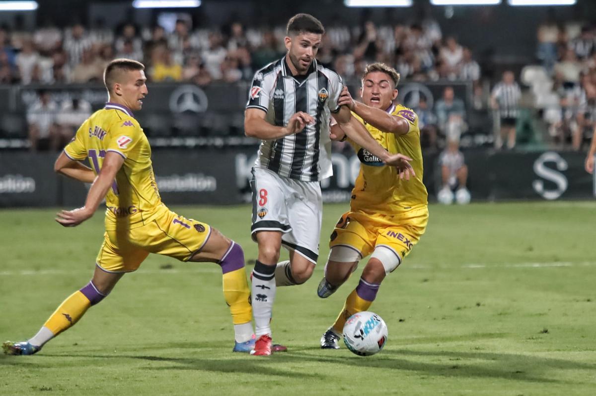 Diego Barri conduce el esférico.