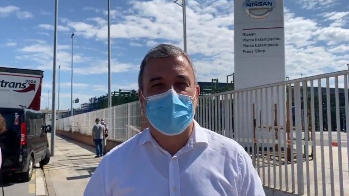 Jaume Collboni, a las puertas de la planta de Nissan en Montcada i Reixac