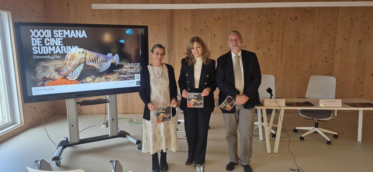 Susana Reboreda, María Teresa Cores y Jesús Souza, ayer, en el edificio Redeiras.