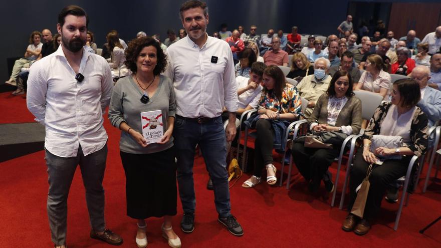 Por la izquierda, Guillermo Nicieza, Silvia Ribelles y Rafa Codes, ayer en el Club Prensa Asturiana. | Luisma Murias