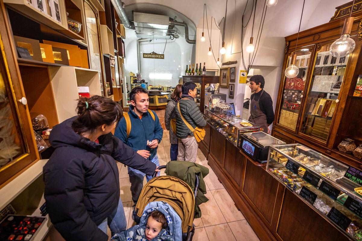 Chocolates Fargas, en la calle del Pi, conserva su mobiliario centenario