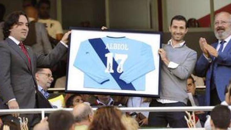 El presidente del Rayo, Martín Presa, le entrega su regalo a Albiol.