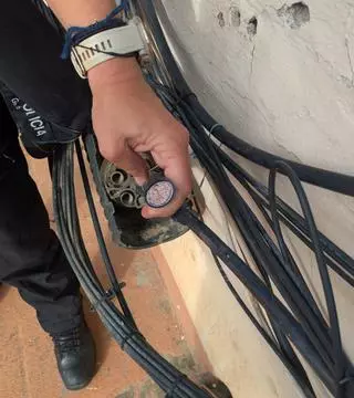 Unos falsos operarios roban cableado en tres azoteas y hieren a una mujer tras caer material a la calle