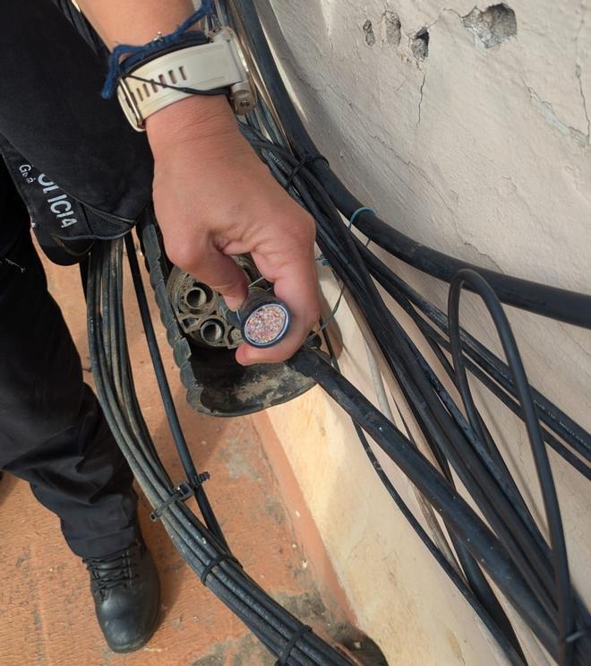 Unos falsos operarios roban cableado en tres azoteas y hieren a una mujer tras caer material a la calle