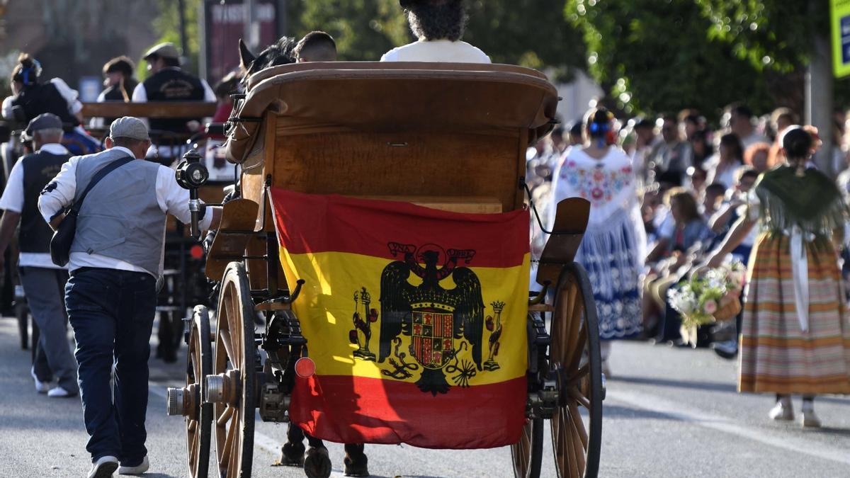 El carro con la bandera franquista visto este martes en el desfile del Bando de la Huerta de Murcia.