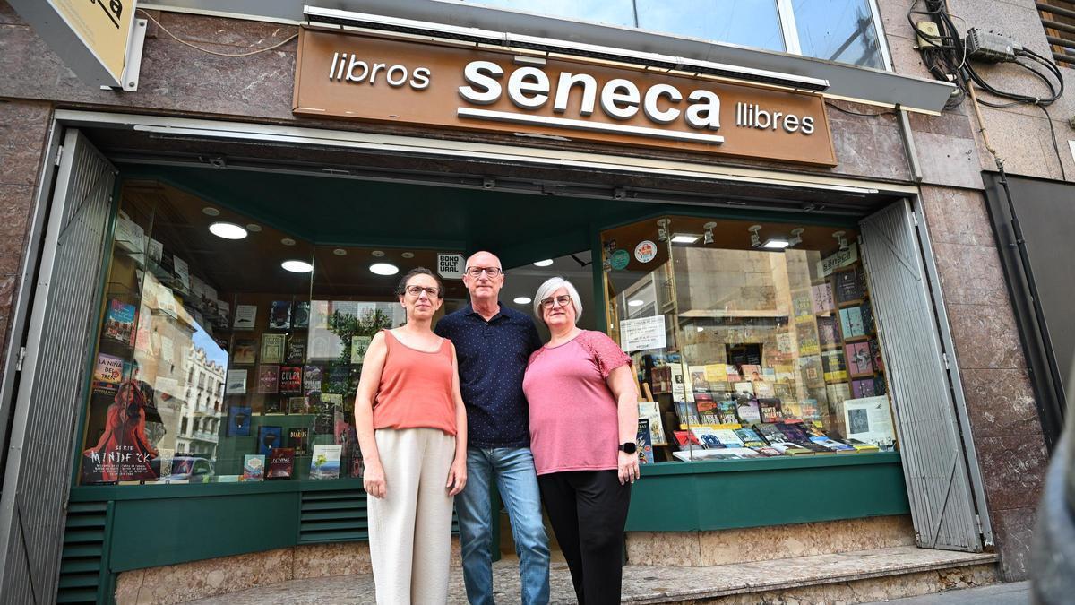 La librería Séneca dice adiós tras 58 años en el centro de Elche