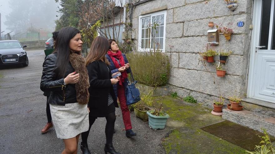 La alcaldesa Nidia Arévalo y la edil de Política Social, Sara Cebreiro, durante una visita anterior a estas casas en Dornelas. // D. P.