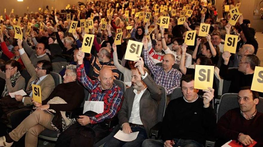 Socios del Grupo Covadonga, durante una de las votaciones de la asamblea.