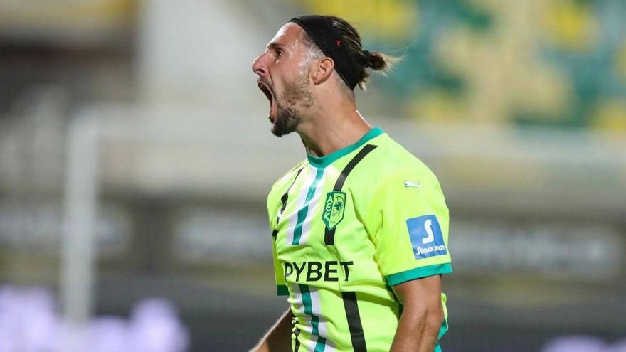 Fran Sol celebra un gol con el AEK Larnaca.