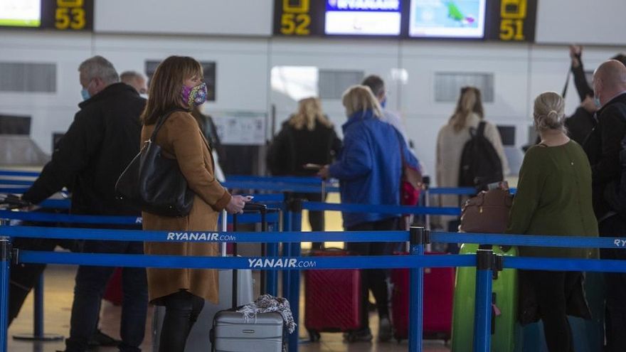 Viajeros en el aeropuerto de Málaga.