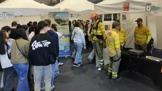 La alcaldesa de Coria destaca la importancia de la FP como motor de desarrollo económico durante la feria 'Construye tu futuro'