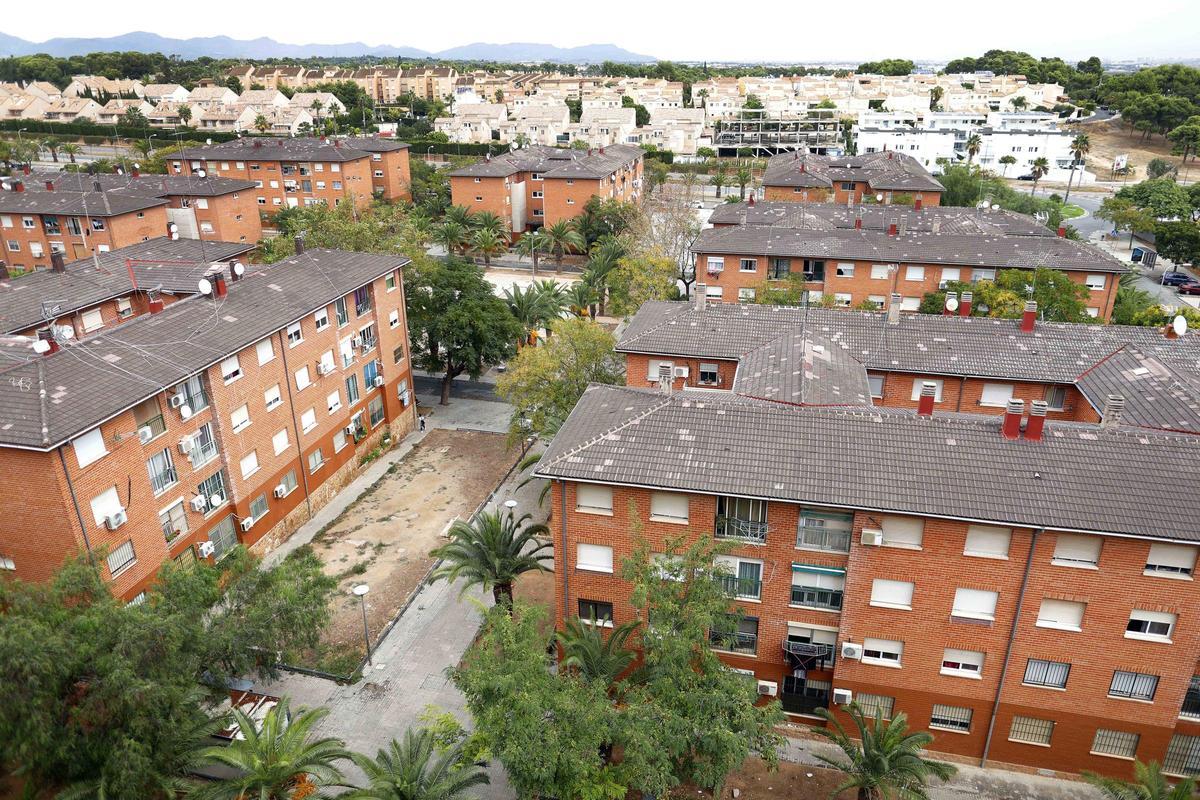 Bloques de pisos de la Coma, con adosados de Cruz de Gracia, al fondo