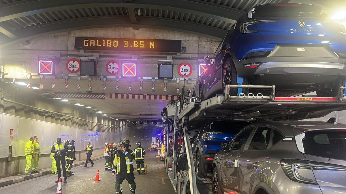 Bomberos de Madrid tratando de liberar el trailer en el túnel de la calle Bailén.