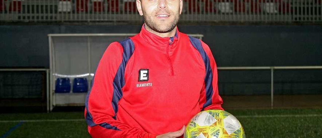 El centrocampista Vicente, ayer, en el Estadio Municipal de A Estrada. // Bernabé/J. Carlos Asorey