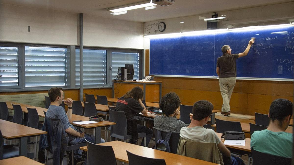 Una clase medio vacía por falta de alumnos, en la Facultad de Matemáticas de la Universitat de Barcelona, el 29 de octubre del 2019