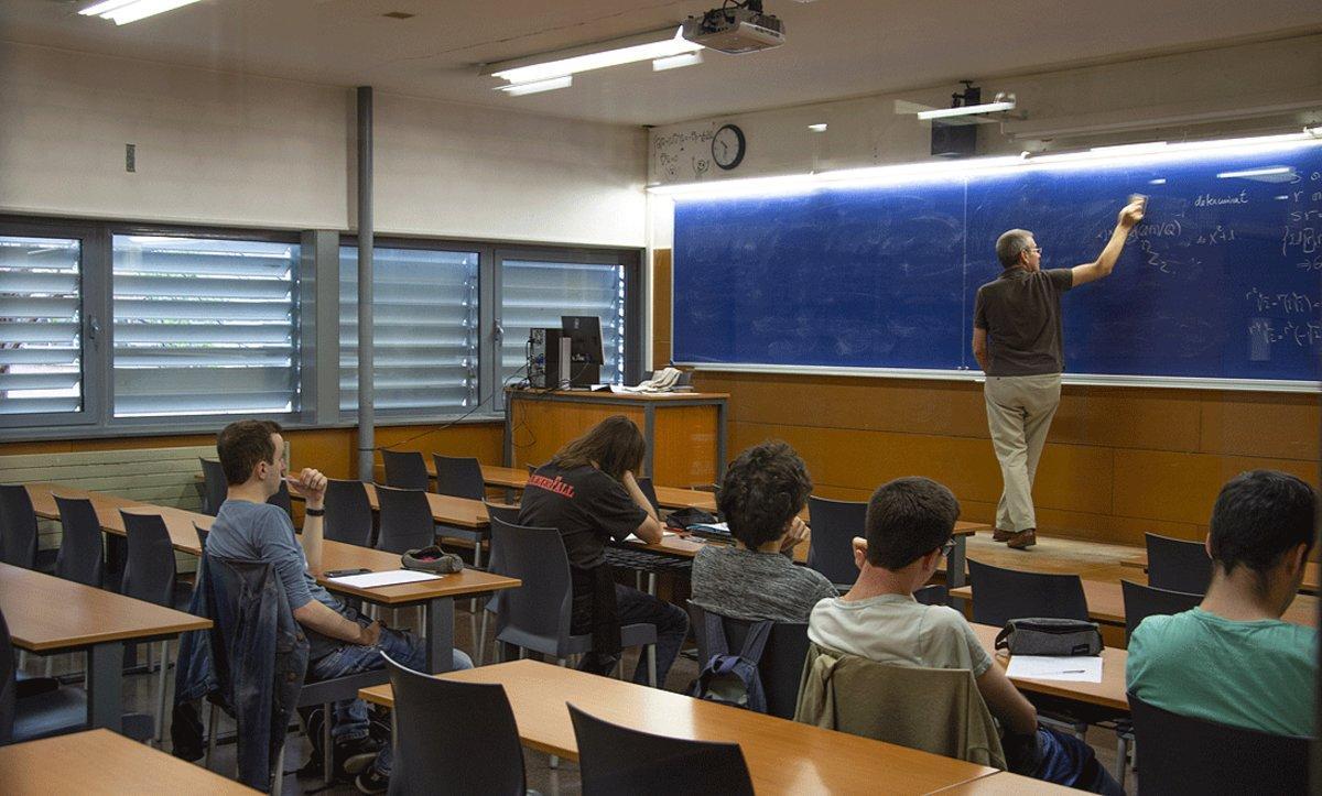 Imagen de archivo de una clase medio vacía por falta de alumnos, en la Facultad de Matemáticas de la Universitat de Barcelona