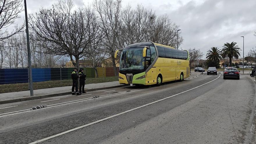 Multen un autobús a Figueres per aparcar en un carril bici