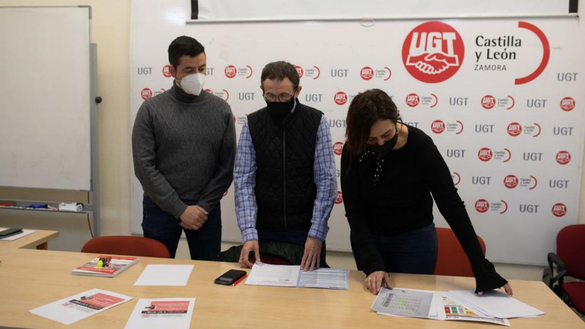 El Educación de UGT, Jesús Ángel Alonso, junto a compañeros del sindicato.